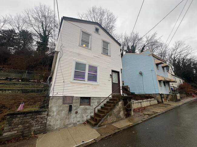 Building Photo - Updated 2.5 Bedroom/ 1 Bath in Troy Hill