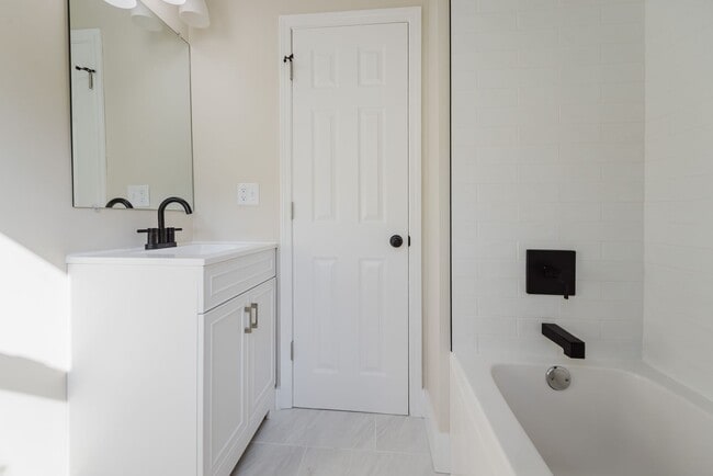 Building Photo - Beautiful Renovated 3 Bedroom and 2 Bathroom Home