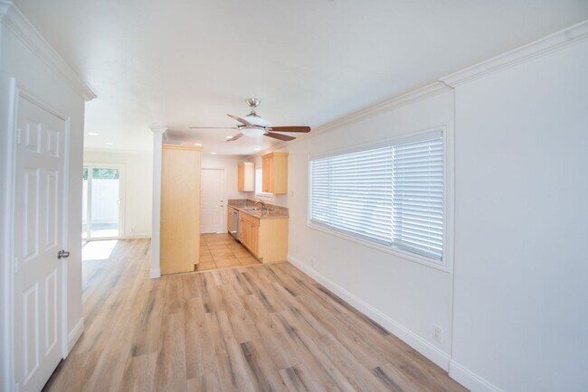 Building Photo - Sunny and Bright 3 Bedroom End Unit in Yorktown Villas Neighborhood