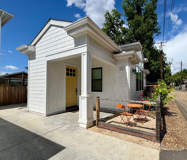Building Photo - Custom Adorable Cottage Available in Folsom!