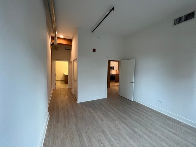 Building Photo - 1040 W Huron St