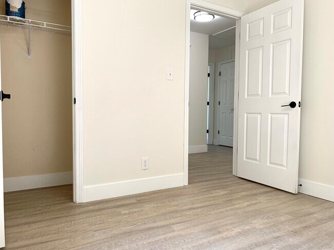 Building Photo - 157 Monarch Ln