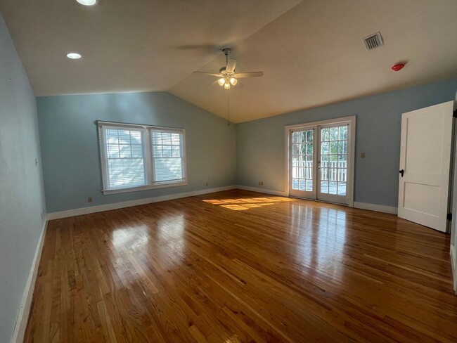 Building Photo - 4 BR Home only 2 blocks from Lake Eola Par...