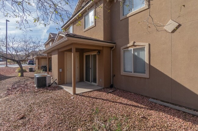 Building Photo - Hidden Valley Townhome For Rent!