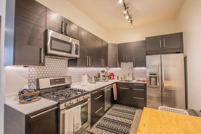 Building Photo - Spacious Studio Condo in Logan Circle!