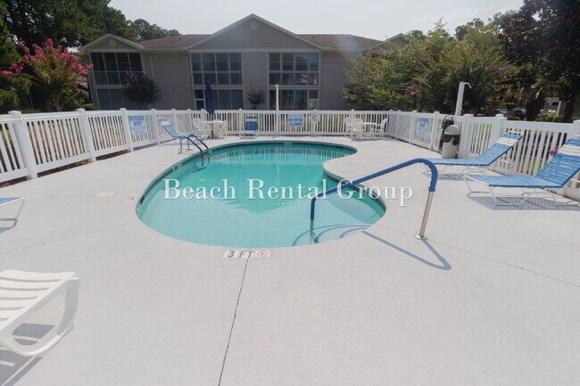 Building Photo - Open and Inviting End Unit