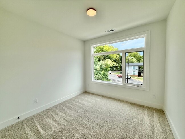 Building Photo - Luxurious New Construction 4BD, 4BA Downto...