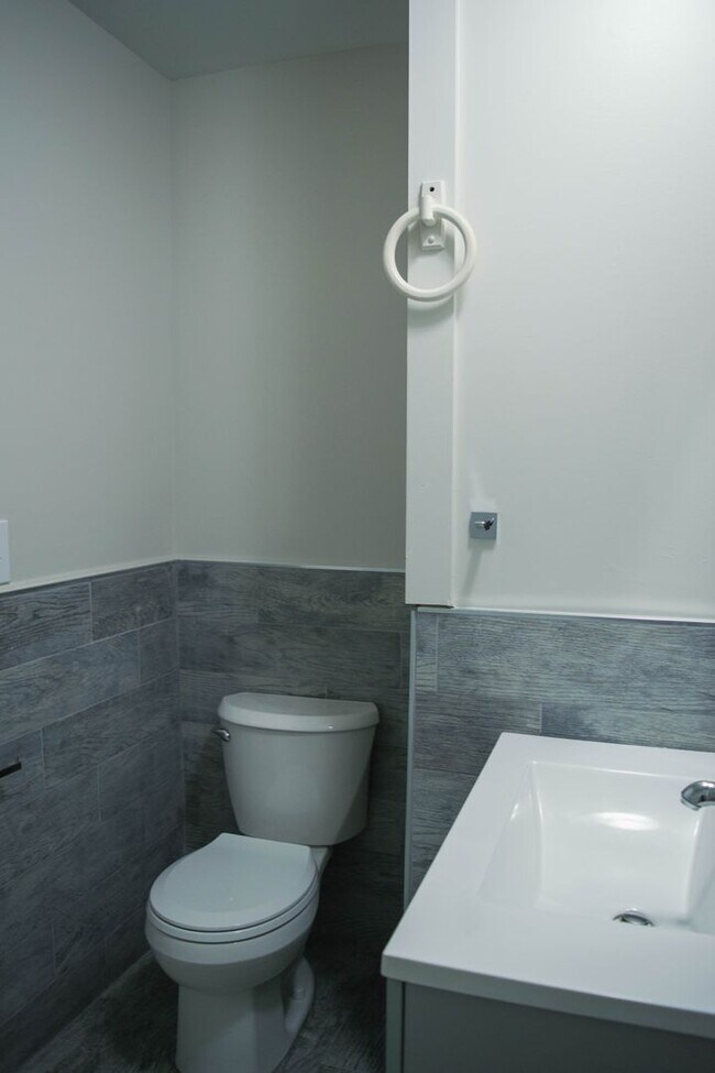 Building Photo - Renovated 3 Bedroom 2 Bathroom Single-Family Home!