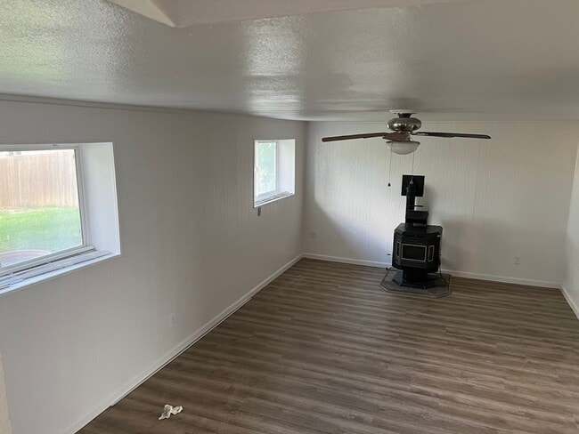 Building Photo - 4 bed/2 bath Morrison house