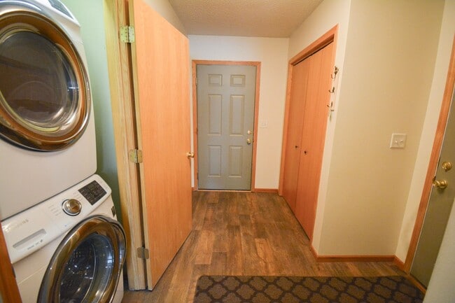 Building Photo - Spacious 2-story townhouse with extra garage space available!