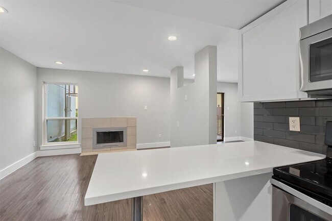 Building Photo - 935 La Posada Dr