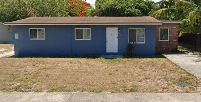 Building Photo - Large 5-2 with 2 car garage