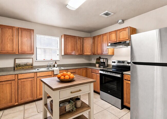 Building Photo - Updated 2 Bedroom Home with Bonus Room and Covered Patio