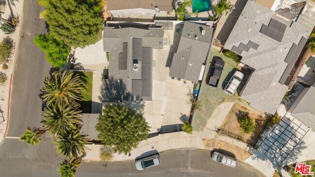 Building Photo - 9620 Woodale Ave