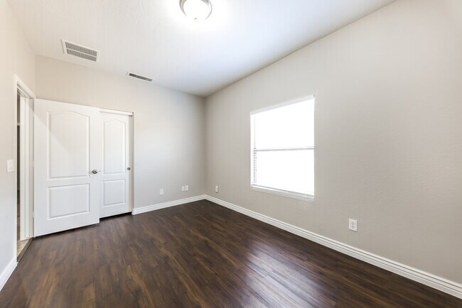 Building Photo - 13758 W Port Royale Ln