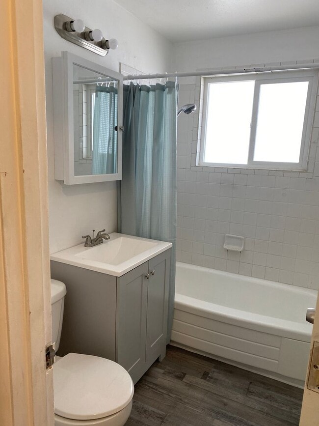 Building Photo - 4 bed 1 bath