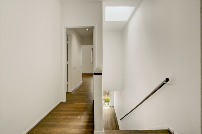 Building Photo - 2629 Wroxton Rd