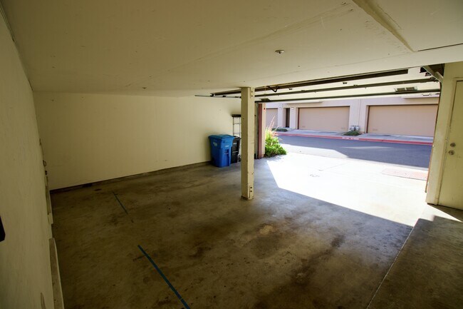 Building Photo - 129 E Court Ln