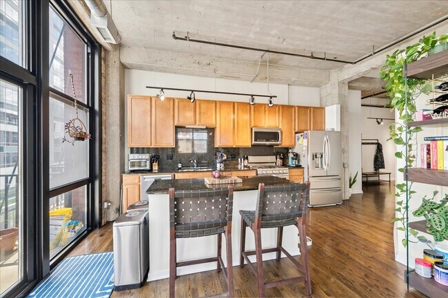 Building Photo - 210 S Desplaines St