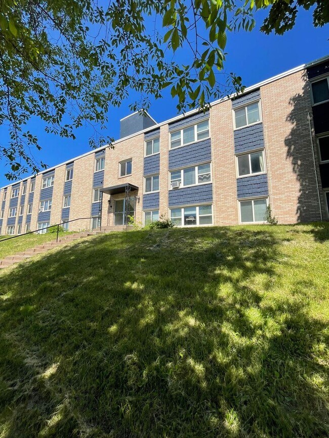 Building Photo - AVAILABLE Now! - Newly Renovated 2 Bed, 1 ...