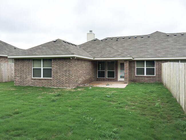Building Photo - 3BR / 2BA Duplex in Hewitt, Texas | Midway ISD *Leasing Special Available*