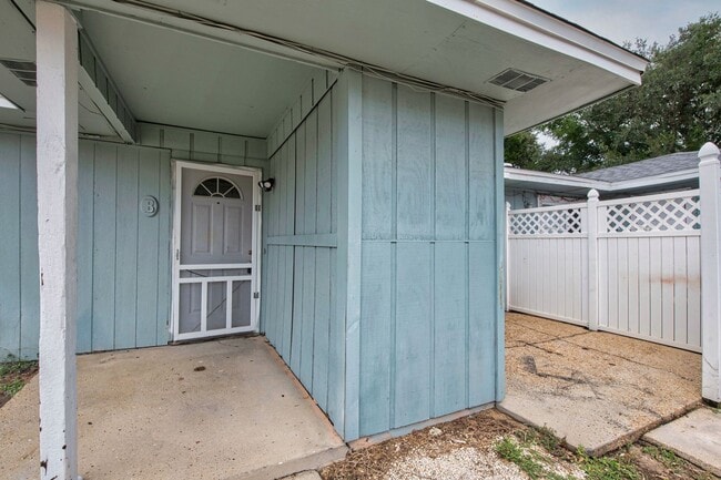 Building Photo - 3353 Green Briar Cir