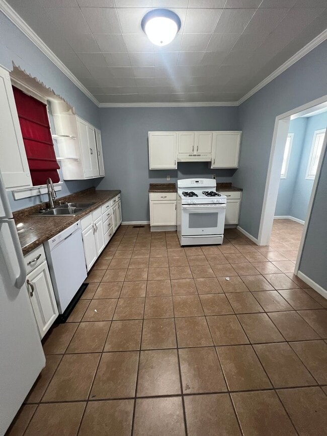 Building Photo - Newly renovated! 2 BEDROOM, OFFICE SPACE, LAUNDRY ROOM!