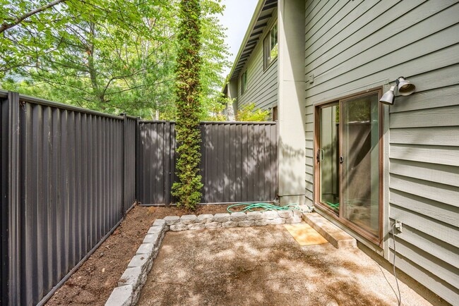 Building Photo - Renovated two bedroom townhouse near downt...