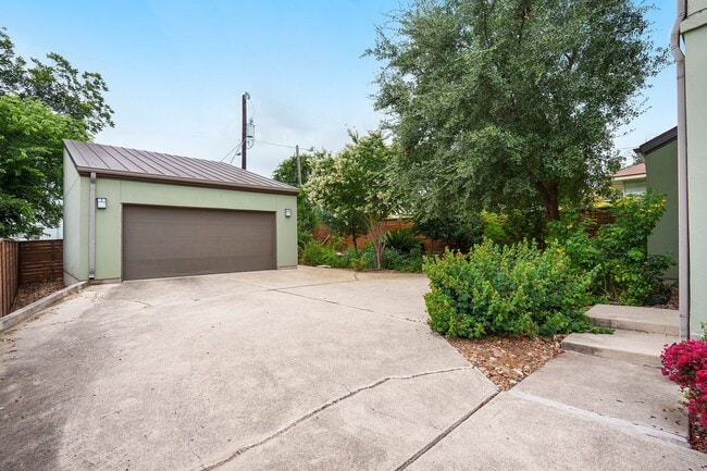 Building Photo - Contemporary Home in Woodlawn Terrace