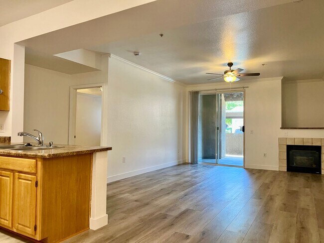 Building Photo - 2 Bedroom 2 Bathroom 1 Car Attached Garage in Roseville