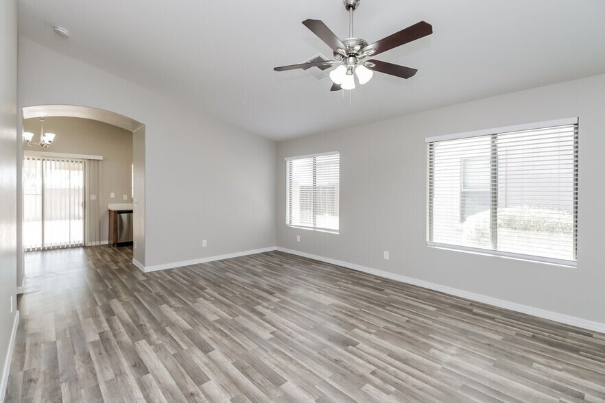 Building Photo - 34895 N Open Range Dr