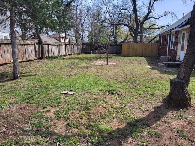 Building Photo - Cute 2 bedroom, 1 bathroom house located n...