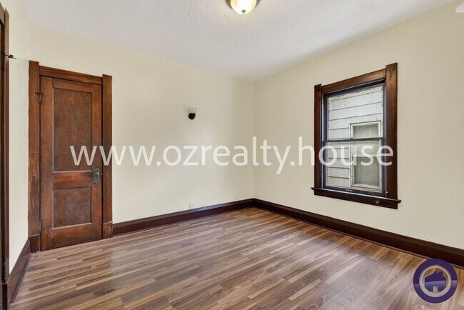 Building Photo - 836 Oak St