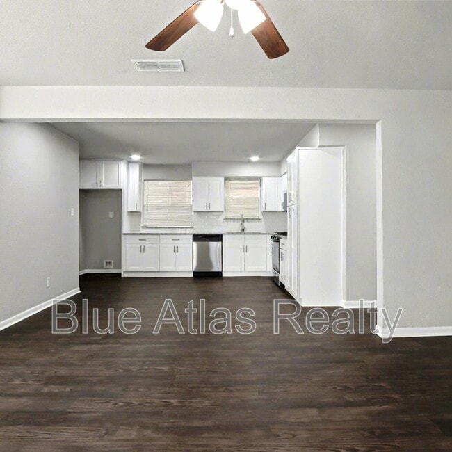 Building Photo - 1613 Continental Dr