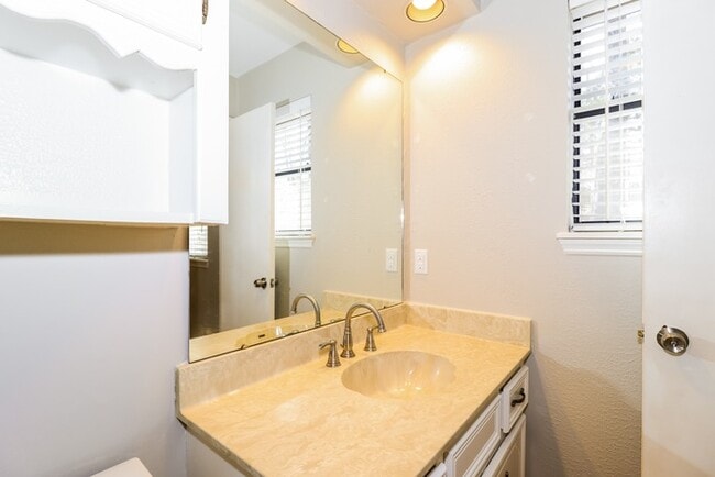 Building Photo - 16 Turtle Creek Ct