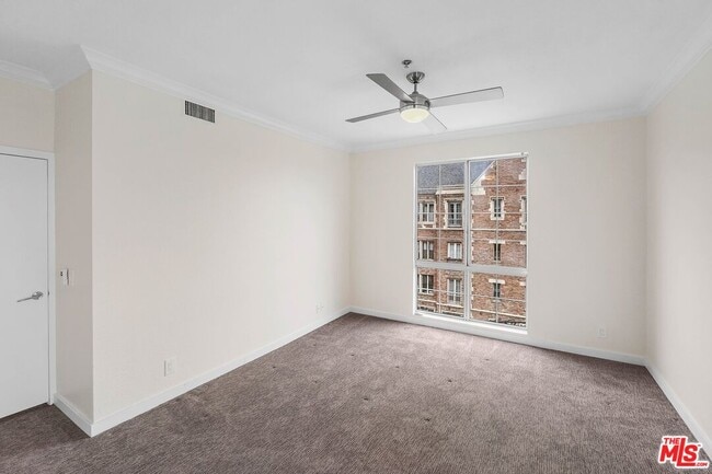 Building Photo - 585 N Rossmore Ave