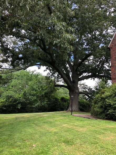 Building Photo - 5553 Little Falls Rd