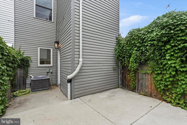 Building Photo - 530 E Thompson St