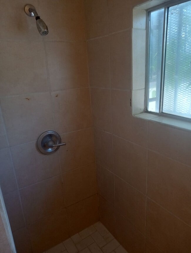 Building Photo - AVAILABLE NOW -1 bed -1 bath - aprox 400 s...