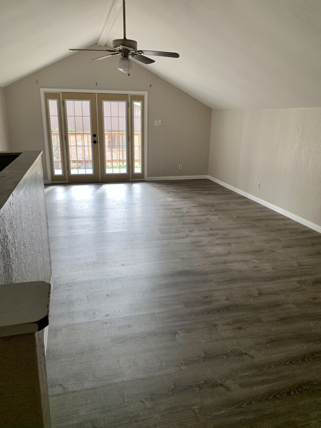 Building Photo - 815 Cedar Oaks Ln