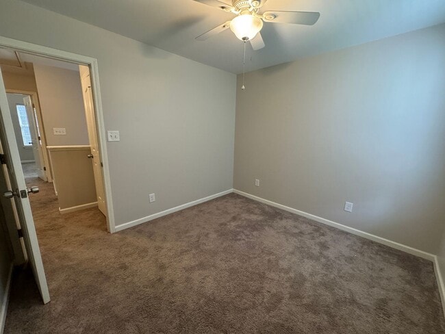 Building Photo - Move-in Ready! **Move-in Special** $250 of...