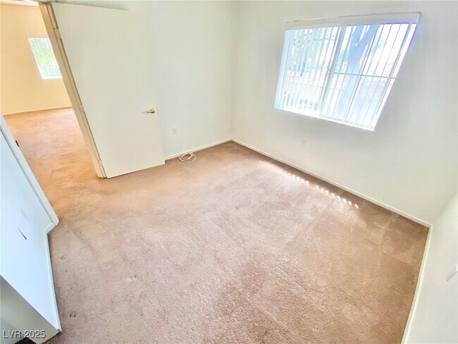 Building Photo - 3400 Cabana Dr