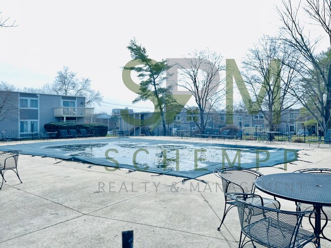 Building Photo - Remodeled one bedroom condo off Gardiner Lane with pool access