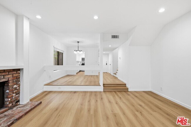 Building Photo - 1423 S Bentley Ave