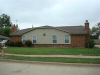 Building Photo - 716 Windcrest Dr