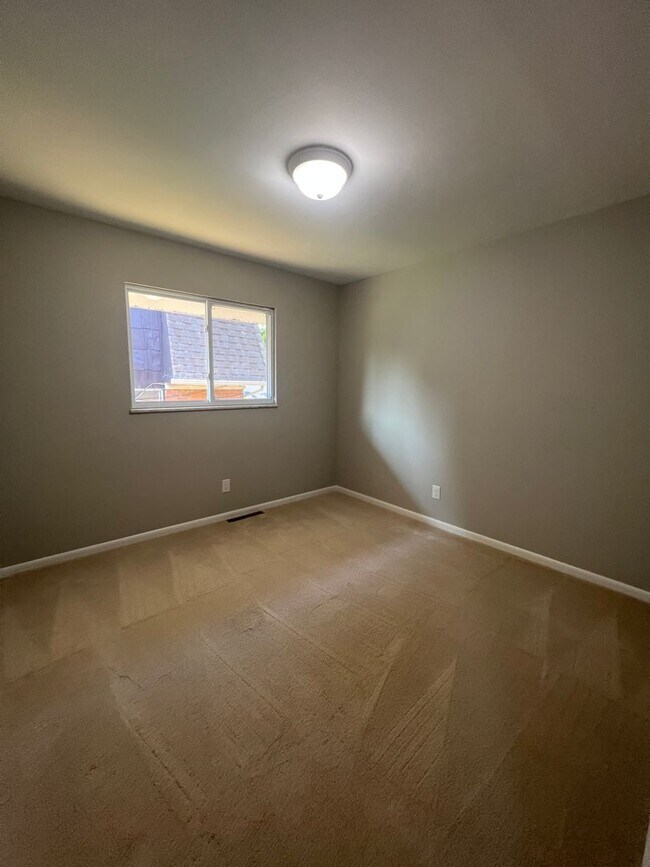 Building Photo - Renovated Spacious 4 Bedroom Home Available for Pre-Lease!