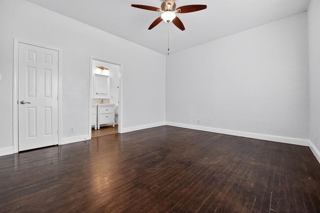 Building Photo - 806 E 3rd St