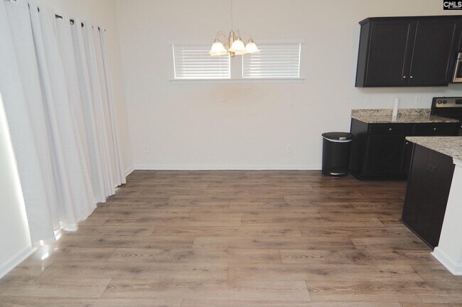 Building Photo - 194 Bonhomme Cir