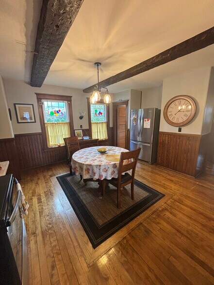 Building Photo - 460 Burncoat St