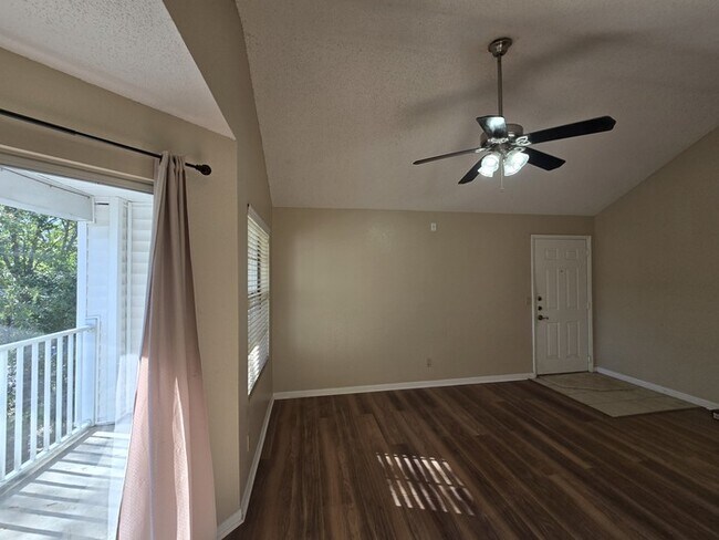 Building Photo - 1 Bed 1 Bath Third floor condo in Nice Community for Rent in Orlando $1349